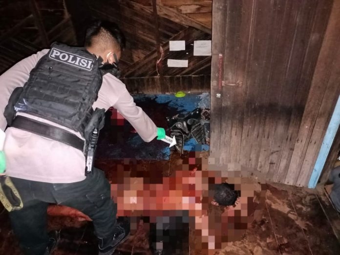 Korban Ancah saat dievakuasi polisi dari Tempat Kejadian Perkara di Desa Pelantaran Kecamatan Cempaga Kab. Kotim, Kalteng