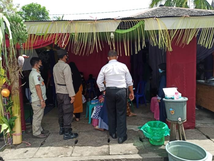 Personil Polres Seruyan dan Stpol PP saat membubarkan pesta perkawinan warga di Kuala Pembuang, Kamis (22/7/2021). Foto : TN