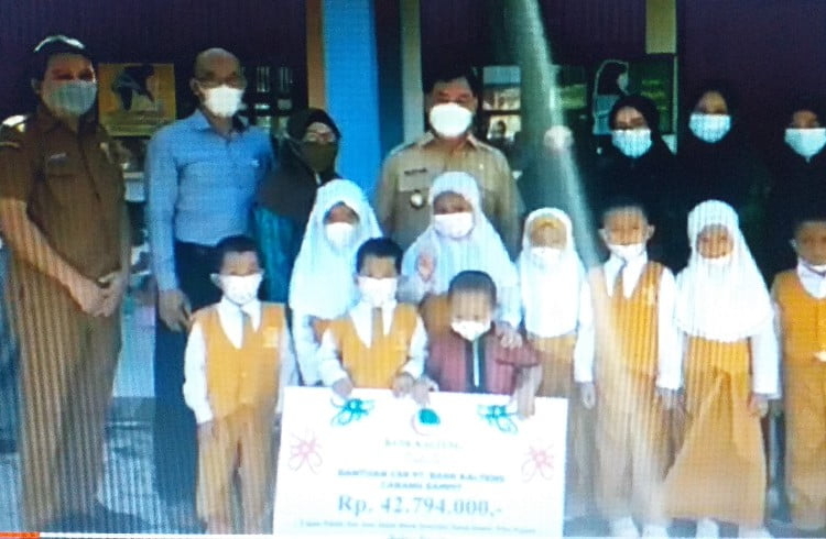 FOTO BERSAMA=Bupati Kotim Halikinoor foto bersama anak-anak panti RA