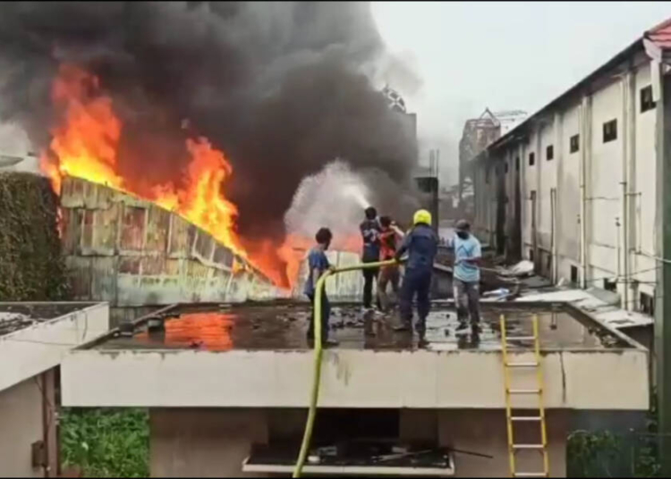 SAMPIT. Petugas pemadam kebakaran tampak sedang berusaha memadamkan kobaran api yang disertai kepulan asap hitam pekat melalui lantai paling atas ruko. (Photo/man)