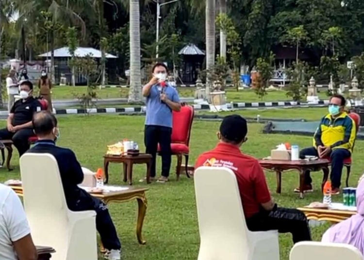 Gubernur saat memberikan arahan sekaligus stressing kepada seluruh Kepala Perangkat Daerah dilingkungan Pemprov. Kalteng di halaman Istana Isen Mulang. (Photo/idt)