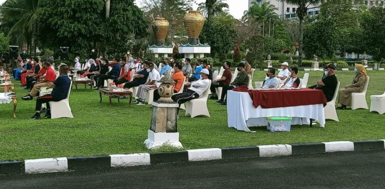 Seluruh Kepala Perangkat Daerah di lingkungkungan Pemprov.Kalteng saat mendengarkan arahan Gubernur Kalteng, H.Sugianto Sabran, di halaman belakang Istana Isen Mulang. (Photo/ist)