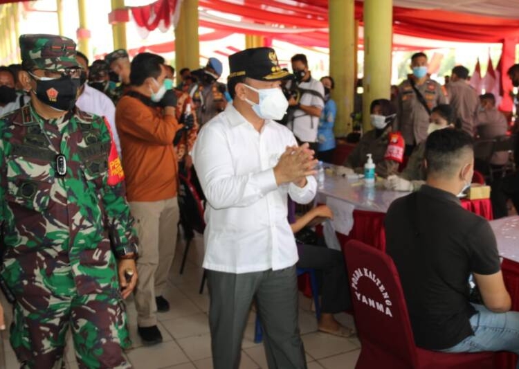 Gubernur Kalteng, H.Sugianto Sabran didampingi Forkopimda Kalteng saat meninjau vaksinasi covid-19 di Lapangan Sanaman Mantikei beberapa waktu lalu. (photo/ist)