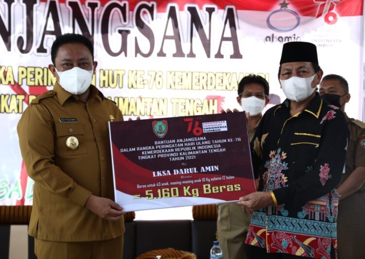 Wakil Gubernur Kalteng H. Edy Pratowo saat menyerahkan bantuan/bingkisan ke Lembaga Kesejahteraan Sosial Darul Amin. (Photo/ist)