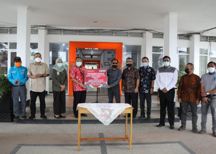 Pj. Sekretaris Daerah Prov. Kalteng H. Nuryakin saat menerima Bantuan CSR Sinar Mas Group Tahap II berupa Oksigen Cair kepada Pemprov. Kalteng. (Photo/ist)