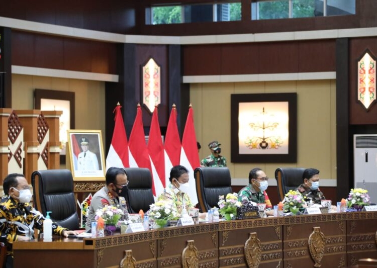 Wakil Gubernur Kalteng H. Edy Pratowo saat menghadiri secara virtual Rapat Kordinasi Evaluasi Perkembangan Penerapan PPKM Level 4 di Wilayah Kalimantan. (photo/ist)