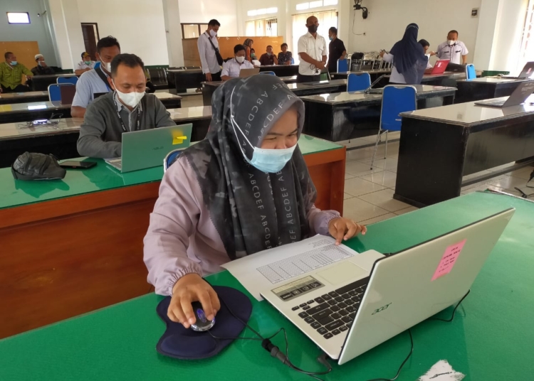 55 Perangkat di 7 Desa Mentaya Hilir Selatan saat mengikuti Seleksi Tes Komputer, Rabu (4/8) hingga Kamis (5/8). (photo/mar)