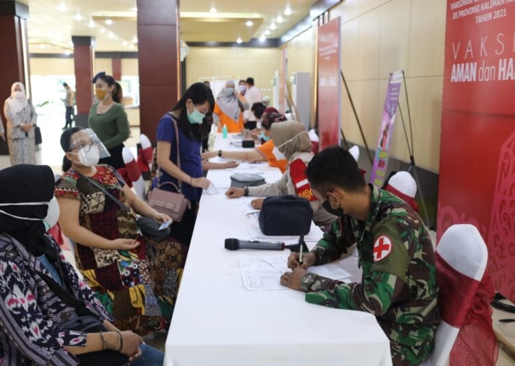 Sejumlah ibu hamil di Palangka Raya saat bersiap divaksin oleh petugas medis. (Photo/ist)