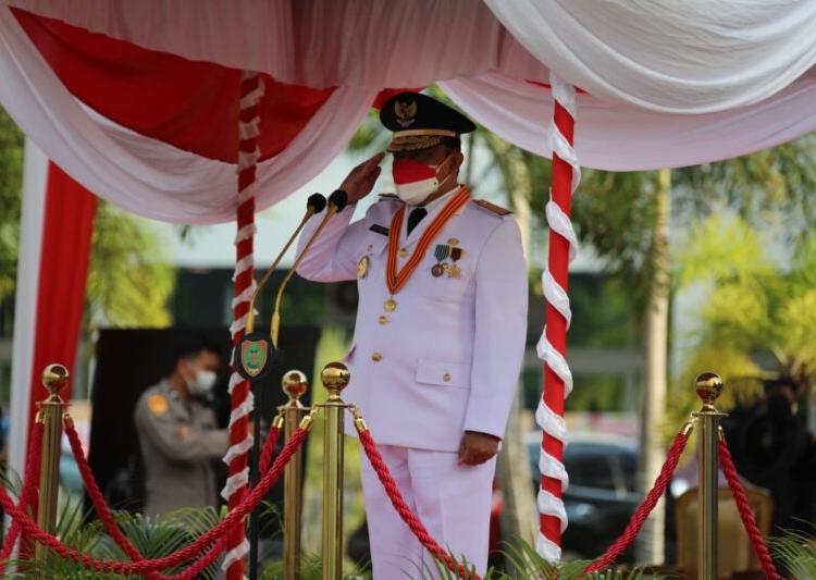 Wakil Gubernur Kalteng H. Edy Pratowo saat menjadi Inspektur dalam Upacara Penurunan Bendera Merah Putih di Halaman Kantor Gubernur Kalten, Selasa (17/8). (Photo/ist)