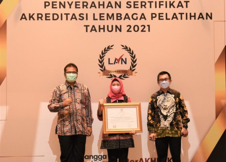 Kepala LAN RI, Adi Suryanto photo bersama usai menyerahkan  Sertifikat Akreditasi Lembaga Pelatihan Tahun 2021 kepada Kepala BPSDM Prov.Kalteng. ({Photo/ist)