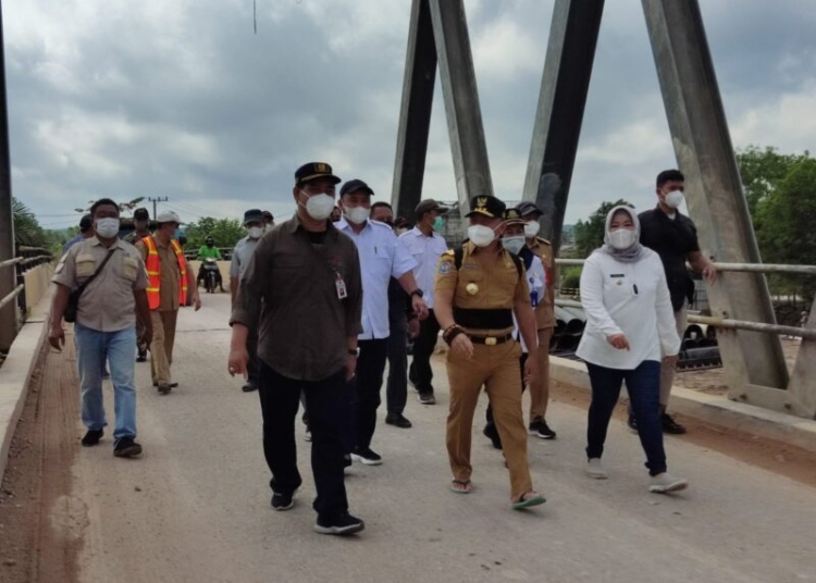 Gubernur Kalimantan Tengah, H.Sugianto Sabran, didampingi Kepala Dinas PUPR, H.Shalahuddin dan Bupati Kotawaringin Barat, Hj.Nurhidayah saat melakukan kunjungan ke Kabupaten Kotawaringin Barat. (Photo/ist)