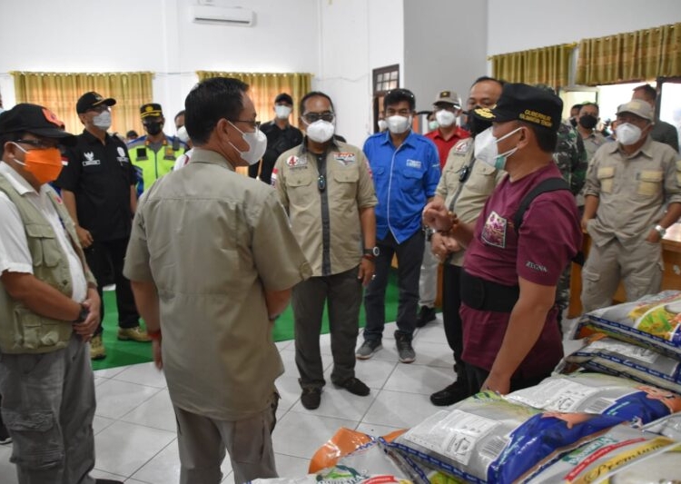 Gubernur Kalteng H. Sugianto Sabran saat melakukan pengecekan langsung Gudang Logistik tempat penampungan sementara bantuan bagi masyarakat terdampak banjir di Kabupaten Katingan. (Photo/ist)