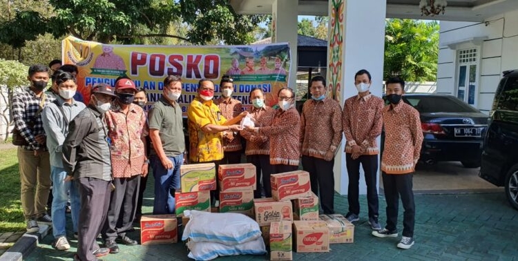 Teks foto : Ketua KKB Kalteng Dr. H. Suriansyah Murhaini, MH menyerahkan secara simbolis bantuan banjir kepada Pj. Sekda Kalteng Drs. H. Nuryakin, M.SI didampingi Ketua PMI Kalteng Drs. H. Suhaemi di halaman Rujab Sekda Kalteng. (Photo/ist)