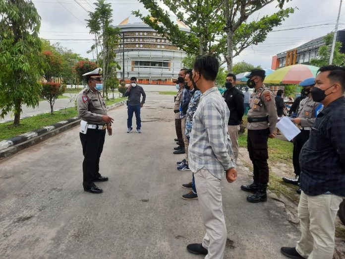 PENGAMANAN-sejumlah petugas dari Polresta Palangka Raya saat melakukan pengamanan vaksinasi di IAIN Palangka Raya.