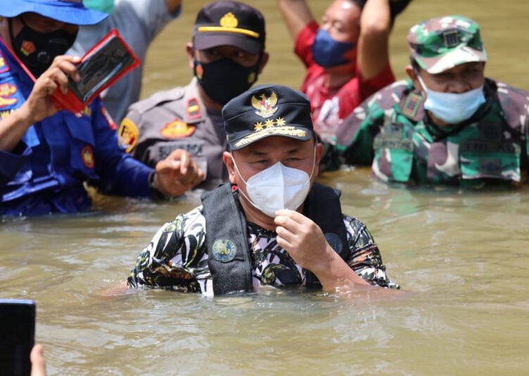 Gubernur Kalteng H. Sugianto Sabran bersama pihak terkait tampak saat berada ditengah-tengah lokasi banjir di Desa Kuala Kuayan, Kotim. ((Photo/ist)