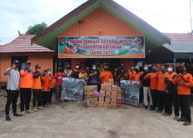 Tim Relawan Garda Tagana Peduli Tanah Laut Kalsel, berphoto bersama di depan Posko Bantuan banjir Katingan usai menyerahkan bantuan kepada Kepala BPBD Katingan, Robi. (Photo/ist)