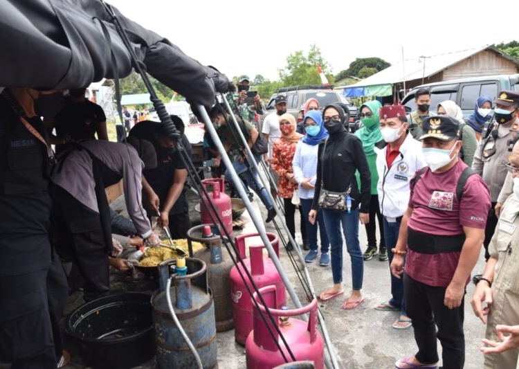 Gubernur Kalteng H. Sugianto Sabran menyambangi dapur umum di Desa Banut Kalanaman untuk melihat secara langsung ketersediaan logistik makanan maupun personel lapangan, (Photo/ist)