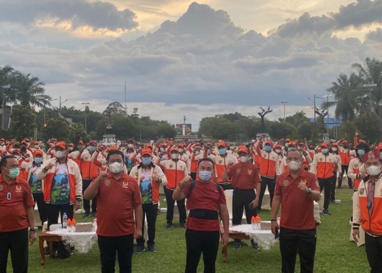 Gubernur H.Sugianto Sabran dan Wakil Gubernur H Edy Pratowo berphoto bersama dengan Pengurus KONI dan para atlet Kontingen PON Kalteng. (Photo/ist)