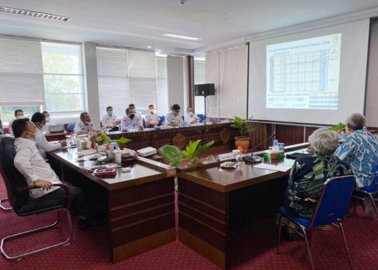 Gubernur Kalteng, H. Sugianto Sabran Saat Memimpin Secara Langsung Rapat Percepatan Pembangunan Kawasan Tambak Udang Vaname/Shrimp Estate di Aula Bajakah Kantor Gubernur Kalteng. (Photo/ist)