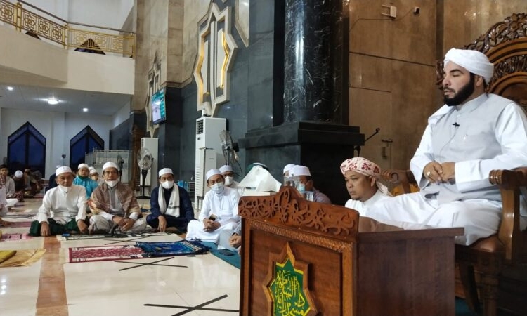 Habib Basyim, Imam Besar Masjid Quba Madinah saat meyampaikan Tausiyah di Masjid Darussallam Palangka Raya yang turut dihadiri Pj.Sekda Kalteng, H.Nuryakin. (Photo/Ni)