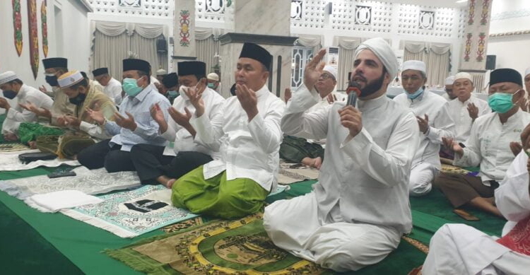 Gubernur Kalteng, H.Sugianto Sabran dan Imam besar Masjid Quba Madinah Munawarah 
Al-Habib Prof Dr Basyim bin Ahmad A;-Athos bin Hadun saat menadahkan tangan berdo'a agar terhidnari dari segala bencana dan musibah. (Photo/ist)