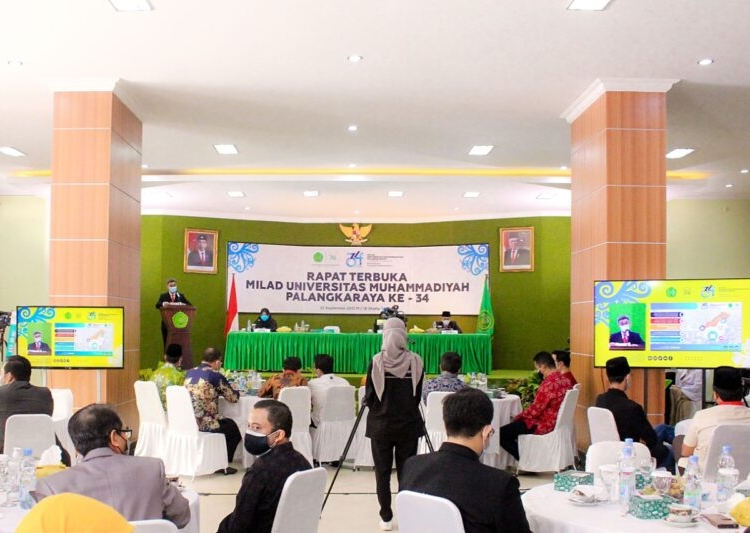 MILAD KE-34 : Rektor saat menyampaikan Pidato Capaian Universitas Muhammadiyah Palangkaraya dari tahun 2019 hingga 2021 pada acara Rapat Terbuka Milad UMPR ke-34, sabtu (25/9). (Photo/ist)