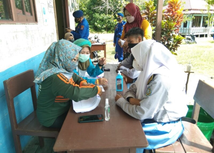 Sebanyak 131 orang pelajar Sekolah Menengah Kejuruan Negeri ( SMKN) 1 Pulau Hanaut, Kecamatan Pulau Hanaut, Kotim, saat menerima vaksinasi. (Photo/Mar) Kotawaringin Timur ( Kotim), Kalteng, diberikan vaksin Sinovac tahap pertama. Kegiatan berlangsung di ruang sekolah setempat, Selasa (14/9). Kegiatan