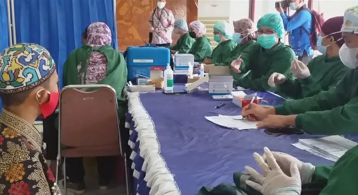 Vaksinasi-Salah seorang santri saat bersiap menjalani vaksinasi massal di Aula Palampang Tarung, Palangka Raya, belum lama ini.