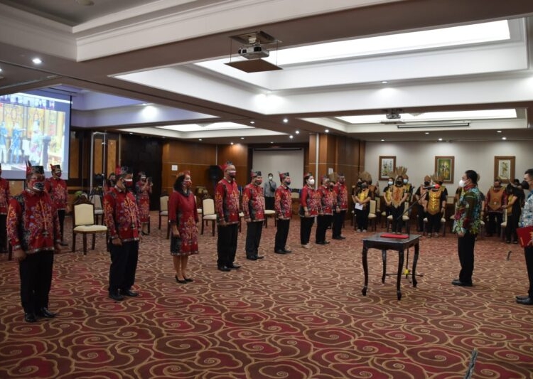 Wakil Gubernur Kalteng H. Edy Pratowo saat Mengukuhkan Pengurus Lembaga Pengembangan Pesparawi Daerah Prov. Kalteng Masa Bakti 2021-2026. (Photo/ist)