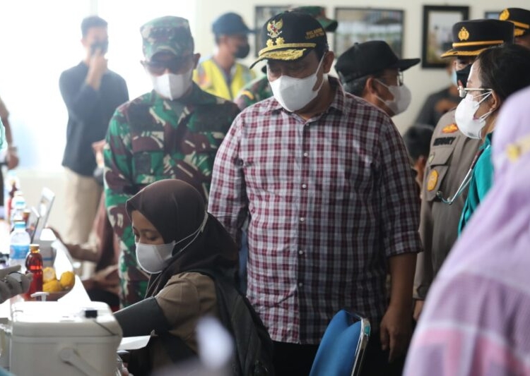 Wagub Kalteng, H.Edy Pratowo saat mengunjungi vaksinasi pelajar di Desa Dadahup Kapuas minta seluruh stakholder turut mensukseskan vaksinasi di Kalteng. (Photo/ist)