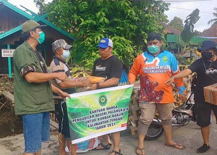 Penyaluran bansos korban banjir di Katingan menggunakan Speed Boad.