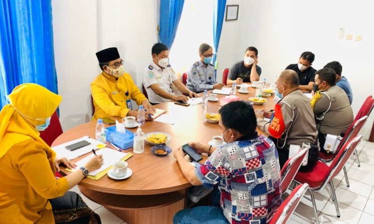 Plt.Kepala Dishub Prov.Kalteng, Yulindra Dedy saat menggelar rapat membahas penutupan dan pengawasan ruas jalan H.Ahmad Saleh, Pangkalan Bun - Kotawaringin Lama. (Photo/ist)