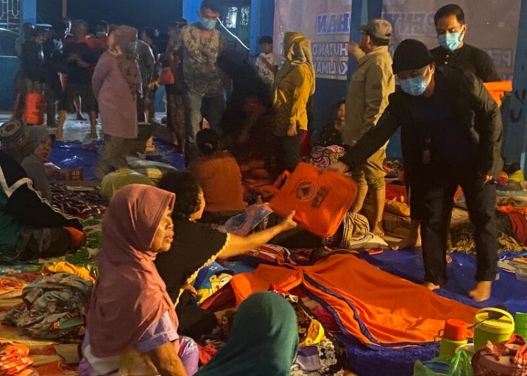 Gubernur Kalteng H. Sugianto Sabran saat melakukan pengecekan kondisi tenda pengungsian masyarakat terdampak banjir. (Photo/ist)