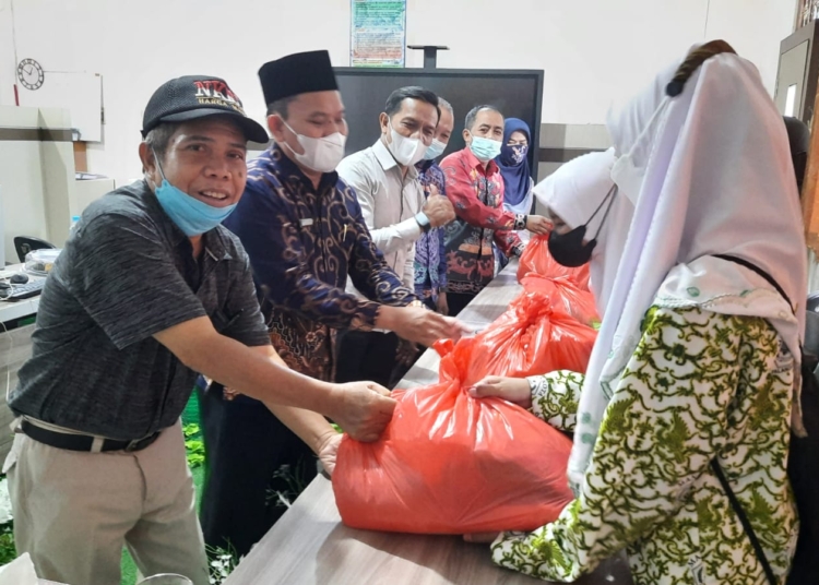 Ketua Komite H Sutransyah dan kepala MAN Palangka Raya saat menyerahkan bantuan.