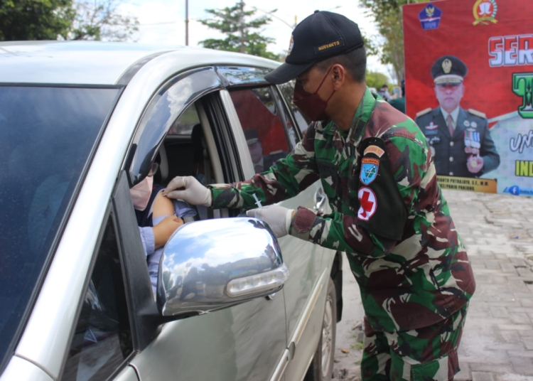 Personil Kodim 1016 Palangka Raya saat melaksanakan vaksinasi drive thru Kamis (18/11)