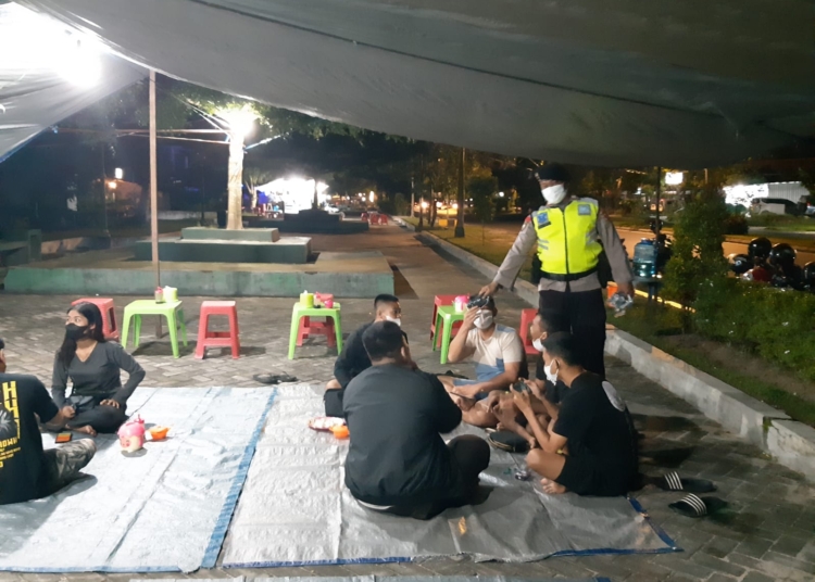 Sejumlah petugas saat membagikan masker kepada pengunjung taman Jalan Garuda, Palangka Raya.