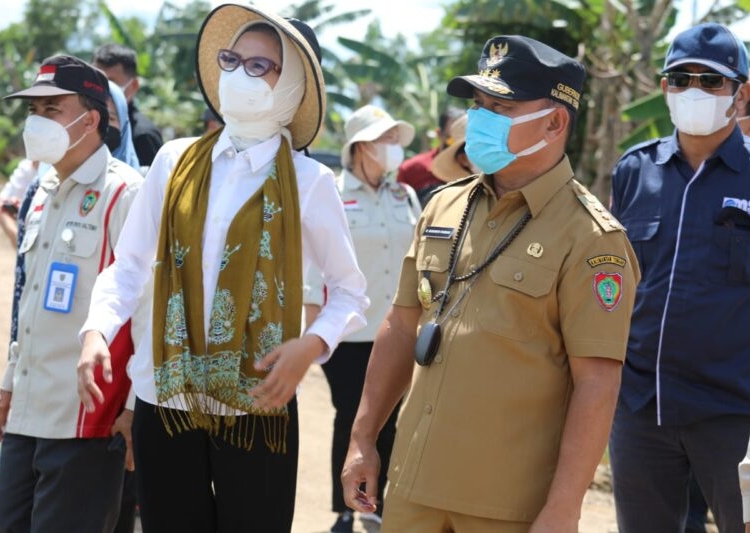 Gubernur Kalteng H.Sugianto Sabran didampingi Ketua TP=PKK Ivo Sugianto Sabran saat meninjau vaksinasi pelajar di Maliku, Kabupaten Pulang Pisau. (Photo/ist)