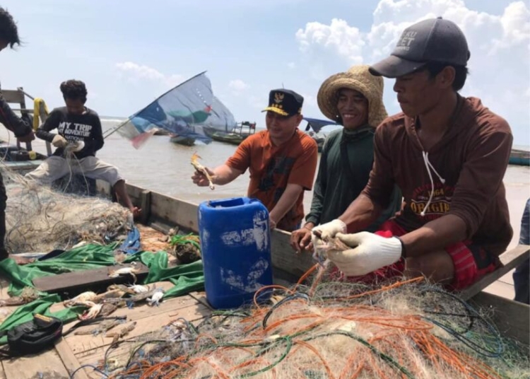 Gubernur Kalimantan Tengah H. Sugianto Sabran saat mengunjungi nelayan di Kabupaten Kotawaringin Barat belum lama ini. (Photo/ist)