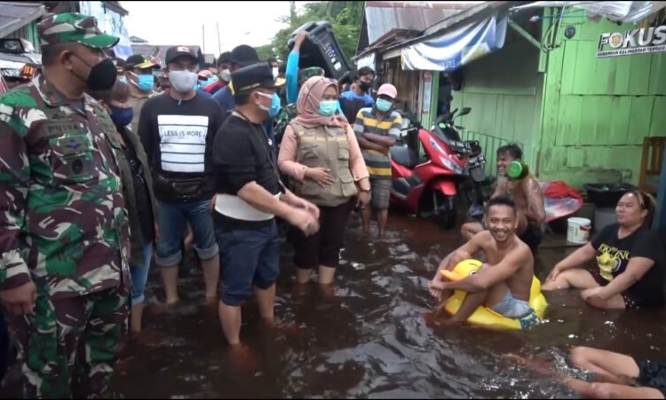 Gubernur Kalteng, H.Sugianto Sabran saat meninjau warga terdampak banjir di Pelabuhan Rambang. (Photo/ist)