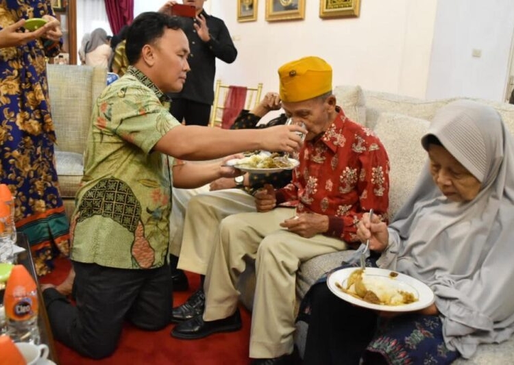 Gubernur Kalteng H. Sugianto Sabran selalu memberikan rasa hormat kepada para veteran pejuang pada setiap kesempatan. (Photo/ist)