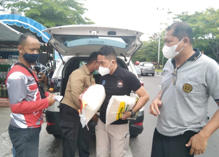 Ketua PPI Kalteng, Heru Setiawan, bersama anggota saat menyalurkan bantuan bagi warga korban banjir di 4 titik dapur umum. (Photo/ist)