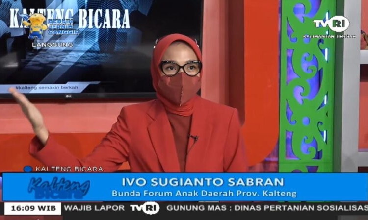 Bunda Forum Anak Daerah Prov. Kalteng Ivo Sugianto Sabran saat menjadi narasumber pada acara Kalteng Bicara yang disiarkan oleh TVRI Kalten. (Photo/ist)