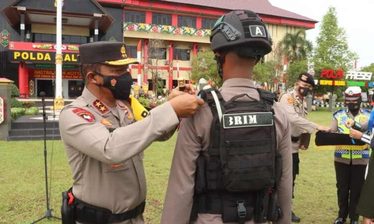 Kapolda Kalteng, Irjen Pol Drs.Nanang Avianto, M.Si, saat melakukan penyematan tanda petugas Operasi Zebra Tahun 2021 kepada salah seorang personil Kepolisian Daerah Kalteng. (Photo/ist)