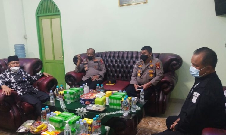 Kapolda Kalteng Irjen Pol.Nanang Avianto saat melakukan pertemuan silaturahmi dengan Ketua PW Muhammadiyah, Prof.Dr.H.Ahmad Syar'i, M.Pd dan jajaran pengurusnya, Selasa (16/11). (Photo/Ni)