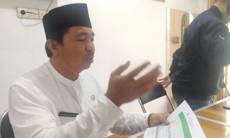 Kepala Bappenda Provinsi Kalimantan Tengah, Dr.H.Kaspinor, SE,M.Si, saat memberikan keterangan pers kepada sejumlah awak media, Jum’at (12/11). (Photo/Ni)