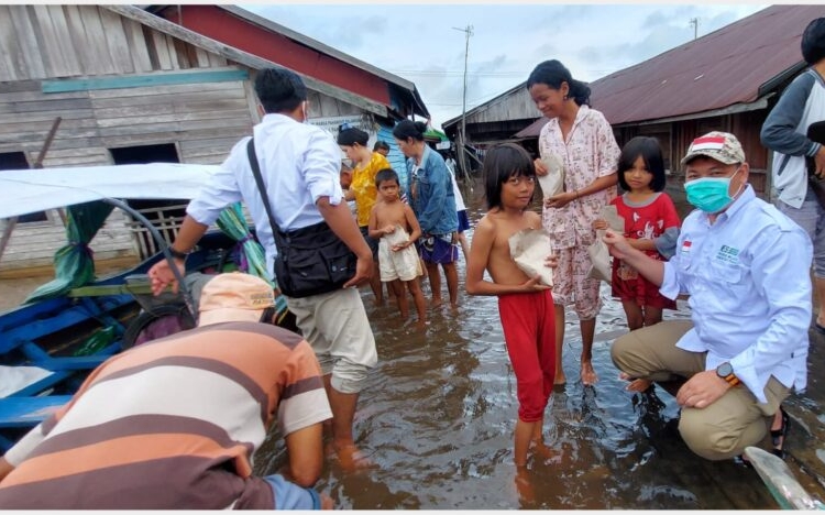 Untuk menyalurkan bantuan ke lokasi, Pngurus MES Kalteng harus menempuhnya menggunakan perahu. (Photo/ist)