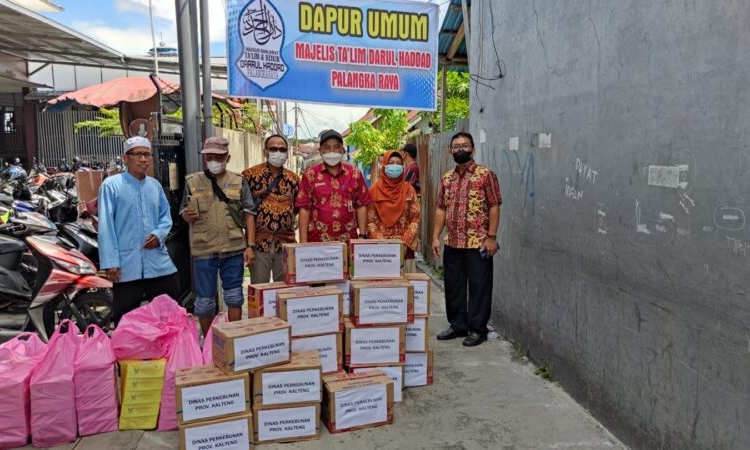 Plt. Kepala Dinas Perkebunan Prov. Kalteng, Sri Suwanto bersama jajaran menyerahkan bantuan. (Photo/ist)