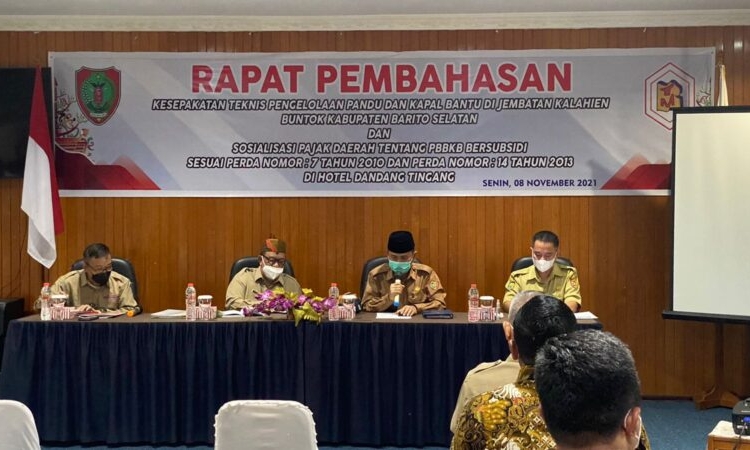 Rapat Pembahasan Teknis Pandu dan Kapal Bantu di Jembatan Kalahien Buntok yang dibuka 
Plt. Asisten Perekonomin dan Pembangunan Setda Prov. Kalteng, Andy Arsyad. (Photo/ist)