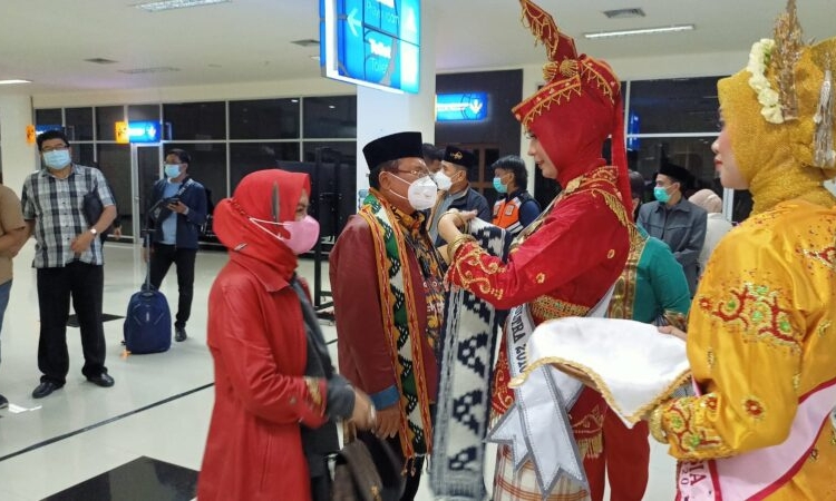 Pj. Sekda Prov Kalteng H. Nuryakin beserta istri saat tiba di Kota kendari. (Photo/ist)