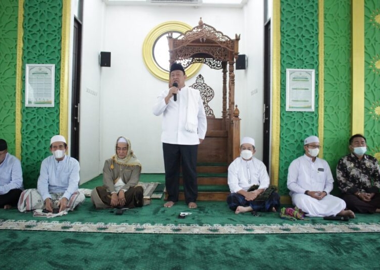 Wakil Gubernur Kalteng H. Edy Pratowo saat memberikan sambutan singkat disela Sholat Jum’at Perdana di Masjid Al-Amanah Kantor Gubernur Kalteng. (Photo/ist)